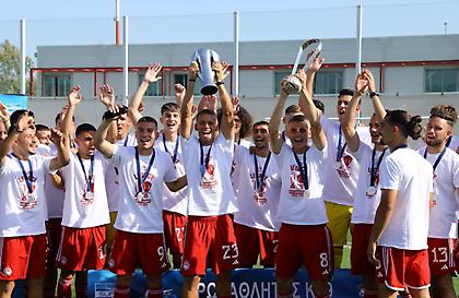 Σήκωσαν το πρωτάθλημα και το ευρωπαϊκό στη φιέστα τους οι νέοι του Ολυμπιακού (pics)