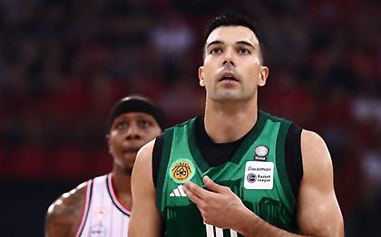 Απάντησε στα υβριστικά συνθήματα δείχνοντας το τριφύλλι και τα επτά αστέρια ο Σλούκας