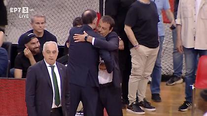 Η χειραψία και η αγκαλιά Μπαρτζώκα-Αταμάν πριν το τζάμπολ του ντέρμπι