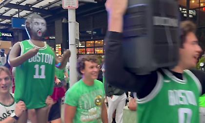 Οπαδοί των Σέλτικς πίκαραν τον Ίρβινγκ με το πρόσωπό του κολλημένο σε φουσκωτή κούκλα!