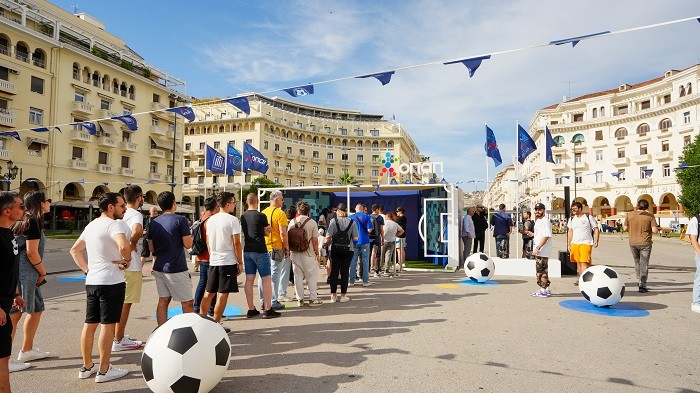 TROPHY TOUR powered by OPAP: Κοσμοσυρροή για το τρόπαιο του Euro 2004