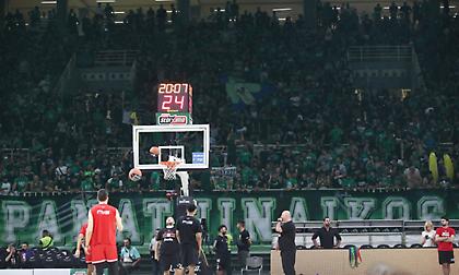 «Έξι χρόνια μακριά μας, 7 έγιναν τα ευρωπαϊκά μας, Παύλο είσαι πάντα στην καρδιά μας»: Το συγκινητικό πανό της Θύρας 13