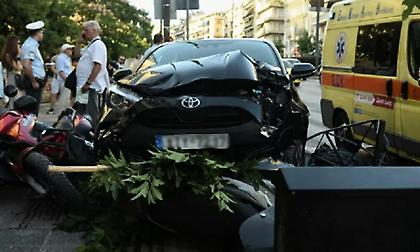 Σοβαρό τροχαίο στην Κηφισίας: Αυτοκίνητο παρέσυρε και τραυμάτισε 2 πεζούς - Δείτε φωτογραφίες