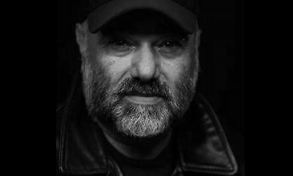 Ομόφωνα αθώος για την κατηγορία του βιασμού ο σκηνοθέτης Κώστας Κωστόπουλος