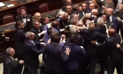 Ξύλο στην ιταλική Βουλή: Στα χέρια ήρθαν βουλευτές της Λέγκα και των Πέντε Αστέρων