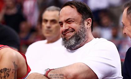 Στο ΣΕΦ για τον τέταρτο τελικό και ο Βαγγέλης Μαρινάκης - Αποθέωση από τον κόσμο!