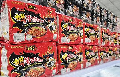 Η Δανία απαγορεύει νουντλς από τη Νότια Κορέα λόγω καψαϊκίνης