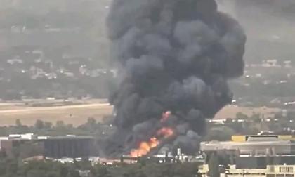 Έκρηξη και μεγάλη φωτιά σε εργοστάσιο στην Κάτω Κηφισιά - Μήνυμα από το 112: «Κλείστε πόρτες και παράθυρα»