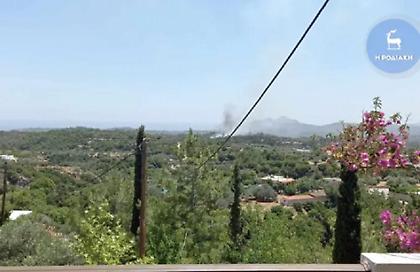 Σε εξέλιξη επικίνδυνη φωτιά στη Ρόδο - Καίει κοντά σε σπίτια, στην περιοχή Ψίνθος