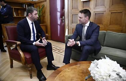 Έντονο παρασκήνιο και διεργασίες σε Κουμουνδούρου και Χαριλάου Τρικούπη