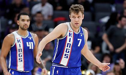 «Δεν θέλει να φύγει από το NBA ο Βεζένκοφ - Έχει σκοπό να τιμήσει το συμβόλαιό του»