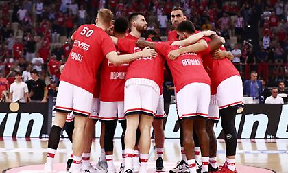 «Ό,τι και να γίνει σήμερα είμαστε μαζί σας»: Ντόπες από 100 φίλους του Ολυμπιακού έξω από το ξενοδοχείο της ομάδας!