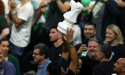 Σήκωσαν… πιόνια για το σύνθημα «παίξτε σκάκι» στο ΟΑΚΑ (pics)