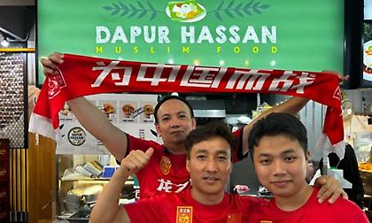 Είχαν τους λόγους τους: Κινέζοι οπαδοί... χρύσωσαν τον 40χρονο τερματοφύλακα της Σιγκαπούρης για τις επεμβάσεις του!