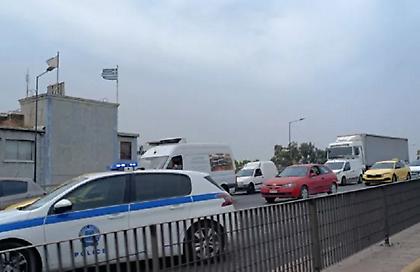 Σοβαρό τροχαίο στην Κηφισού - Μποτιλιάρισμα και στον Σκαραμαγκά