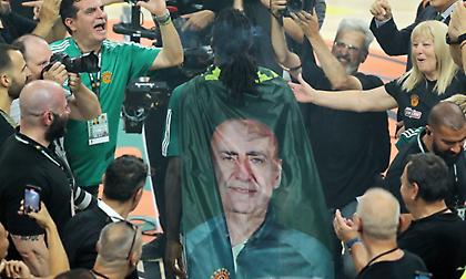 Συγκινητικός Λεσόρ: Πήγε στην απονομή φορώντας κάπα με τη μορφή του Πάρη Δερμάνη