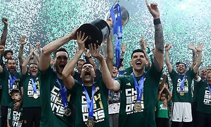 Ο «βασιλιάς» στον θρόνο του: Η απονομή του πρωταθλήματος στον Παναθηναϊκό μέσα σε χαμό στο ΟΑΚΑ!