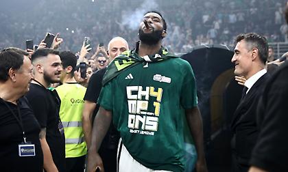 Ο Λεσόρ χαλαρώνει στην πισίνα του σπιτιού του υπό τους ήχους του «μέχρι τέλους»!