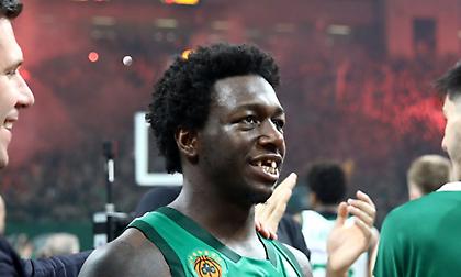 Έφτιαξε τα σπασμένα του δόντια ο Ναν