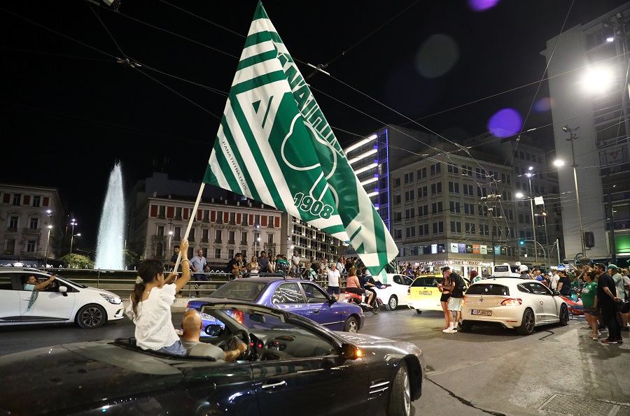 Παναθηναϊκός: Στο κέντρο της Αθήνας πανηγυρίζουν το πρωτάθλημα οπαδοί