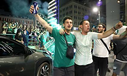 «Πράσινη» παράνοια: Στο κέντρο της Αθήνας πανηγύρισαν το πρωτάθλημα οπαδοί του Παναθηναϊκού!