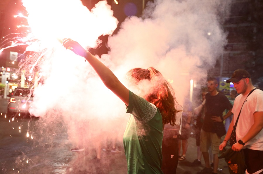 Παναθηναϊκός: Στο κέντρο της Αθήνας πανηγυρίζουν το πρωτάθλημα οπαδοί