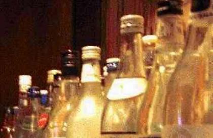 Στην Κρήτη σέρβιραν αλκοόλ σε ανήλικους και τους φόρεσαν χειροπέδες!