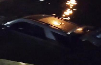 Πάρος: «Βουτιά» στη θάλασσα για Ι.Χ. με τρεις επιβαίνοντες