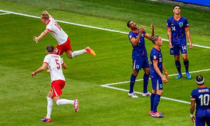 Άνοιξε το σκορ κόντρα στην Ολλανδία ο Μπούκσα, έξαλλοι πανηγυρισμοί στον πάγκο της Πολωνίας!