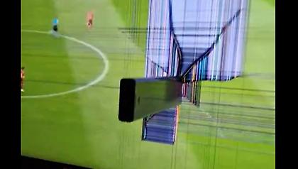 Ούγγρος κάρφωσε το τηλεκοντρόλ από τα νεύρα του στην τηλεόραση στο 3-1 από την Ελβετία