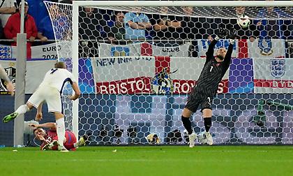 «Άγγιξε» το γκολ ο Κέιν, τον σταμάτησαν Ραΐκοβιτς και οριζόντιο δοκάρι