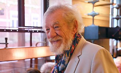 Στο νοσοκομείο ο «Γκάνταλφ» Ίαν ΜακΚέλεν-Έπεσε από τη σκηνή κατά τη διάρκεια παράστασης