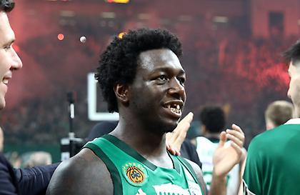 Ασύγκριτη τρέλα για Ναν από οπαδό του Παναθηναϊκού: «Χτύπησε» τατουάζ τον Aμερικανό... χωρίς τα τρία δόντια!