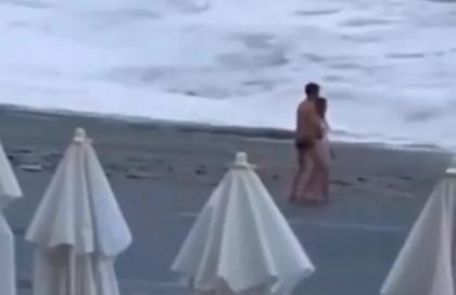 Βίντεο-σοκ: Κύμα «καταπίνει» μια κοπέλα που επιμένει να μπει στη θάλασσα παρά την αντίθεση του φίλου της