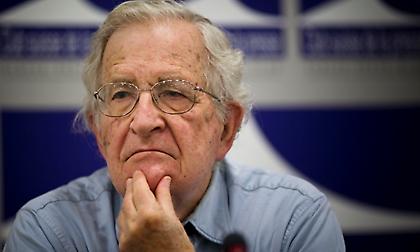 Νόαμ Τσόμσκι: H σύζυγός του διαψεύδει την είδηση του θανάτου του