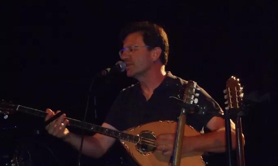 «Κρατήστε τα τραγούδια και ξεχάστε με»: Σταματά τις συναυλίες ο Θανάσης Παπακωνσταντίνου