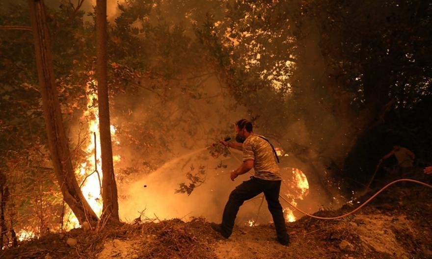 Μεγάλη φωτιά στην λεωφόρο Βάρης-Κορωπίου - Νέο μήνυμα από το 112