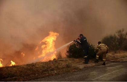Κοντά σε κατοικημένη περιοχή η φωτιά στη Μαγνησία- Μεγάλη επιχείρηση της Πυροσβεστικής από στεριά και αέρα