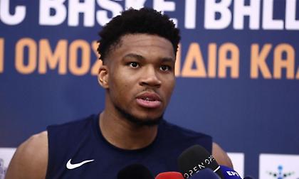 Αποκάλυψε τη νέα φανέλα της Εθνικής ο Γιάννης Αντετοκούνμπο