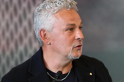 Τρόμος για τον Ρομπέρτο Μπάτζο: Ληστές εισέβαλαν στο σπίτι του και τον χτύπησαν στο κεφάλι με τη λαβή του όπλου!