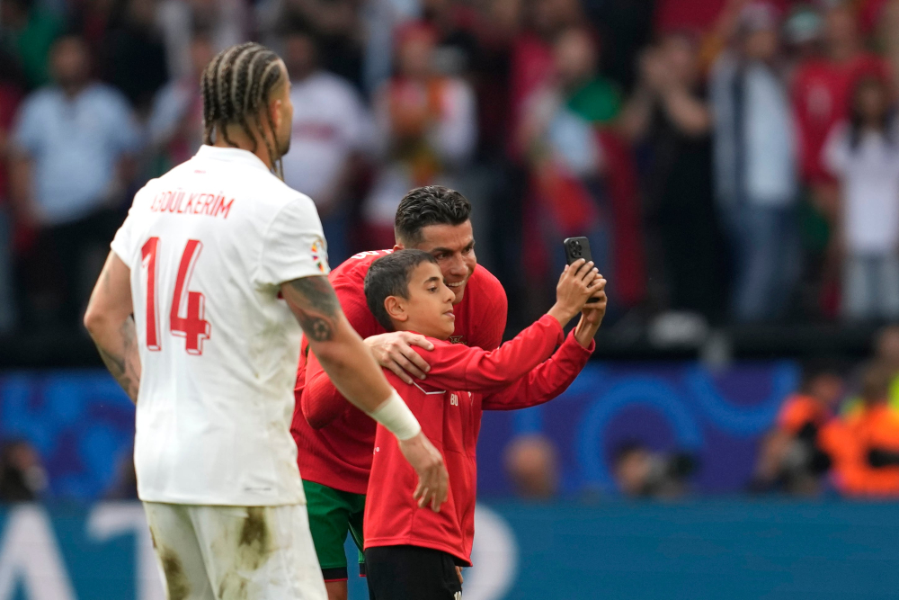 Euro 2024: Πιτσιρικάς μπούκαρε στον αγωνιστικό χώρο για να βγάλει selfie με τον Ρονάλντο!
