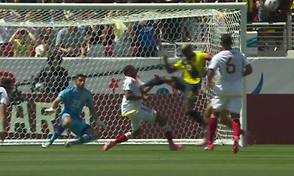 Η δολοφονική σκαριά του Βαλένσια στον λαιμό αντιπάλου στο Εκουαδόρ-Βενεζουέλα