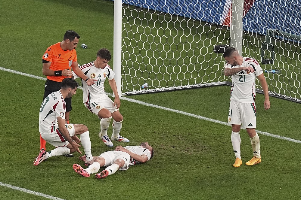 Scotland-Hungary: Vargas fell unconscious after collision, left on stretcher