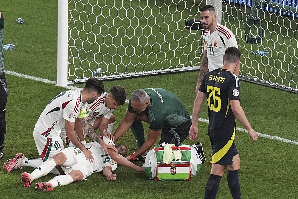 Scotland-Hungary: Vargas fell unconscious after collision, left on stretcher