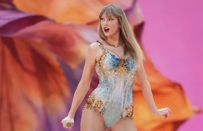 Taylor Swift: Ανέβασε στη σκηνή τον Travis Kelce και οι «Swifties» τον αποθέωσαν