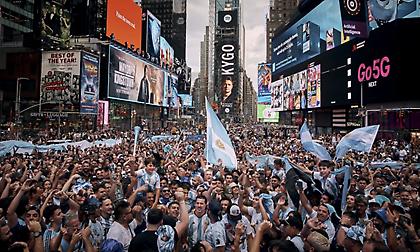 Χιλιάδες Αργεντινοί στην Times Square της Νέας Υόρκης-Ευχήθηκαν Χρόνια Πολλά στον Μέσι