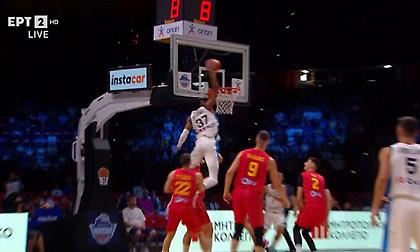 Φάση βγαλμένη από το ΝΒΑ: Μυθικό alley oop κάρφωμα του Κώστα Αντετοκούνμπο - Πέρασε σχεδόν πάνω από τον αντίπαλό του!