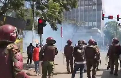 Χάος στην Κένυα: Διαδηλωτές εισέβαλαν στο κοινοβούλιο, στις φλόγες μέρος του κτιρίου - Άνοιξε πυρ η αστυνομία