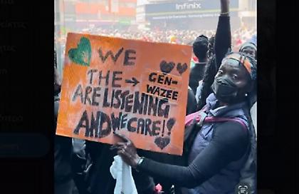 Η ετεροθαλής αδερφή του Ομπάμα ανάμεσα στους διαδηλωτές στην Κένυα έξω από το Κοινοβούλιο!