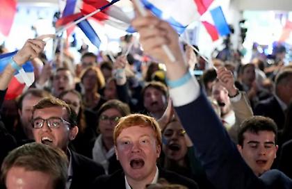 Νέα άνοδος στις δημοσκοπήσεις για τον ακροδεξιό «Εθνικό Συναγερμό» - Φαβορί η Λεπέν στον α' γύρο των εκλογών